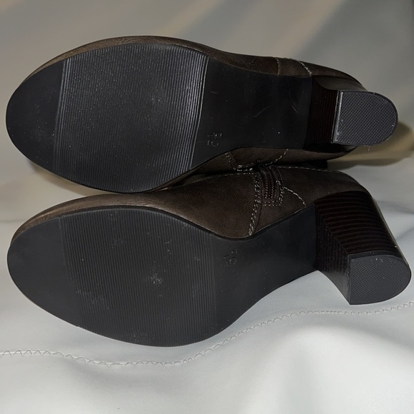 NWOT BOOTS - Picture 2 of 3